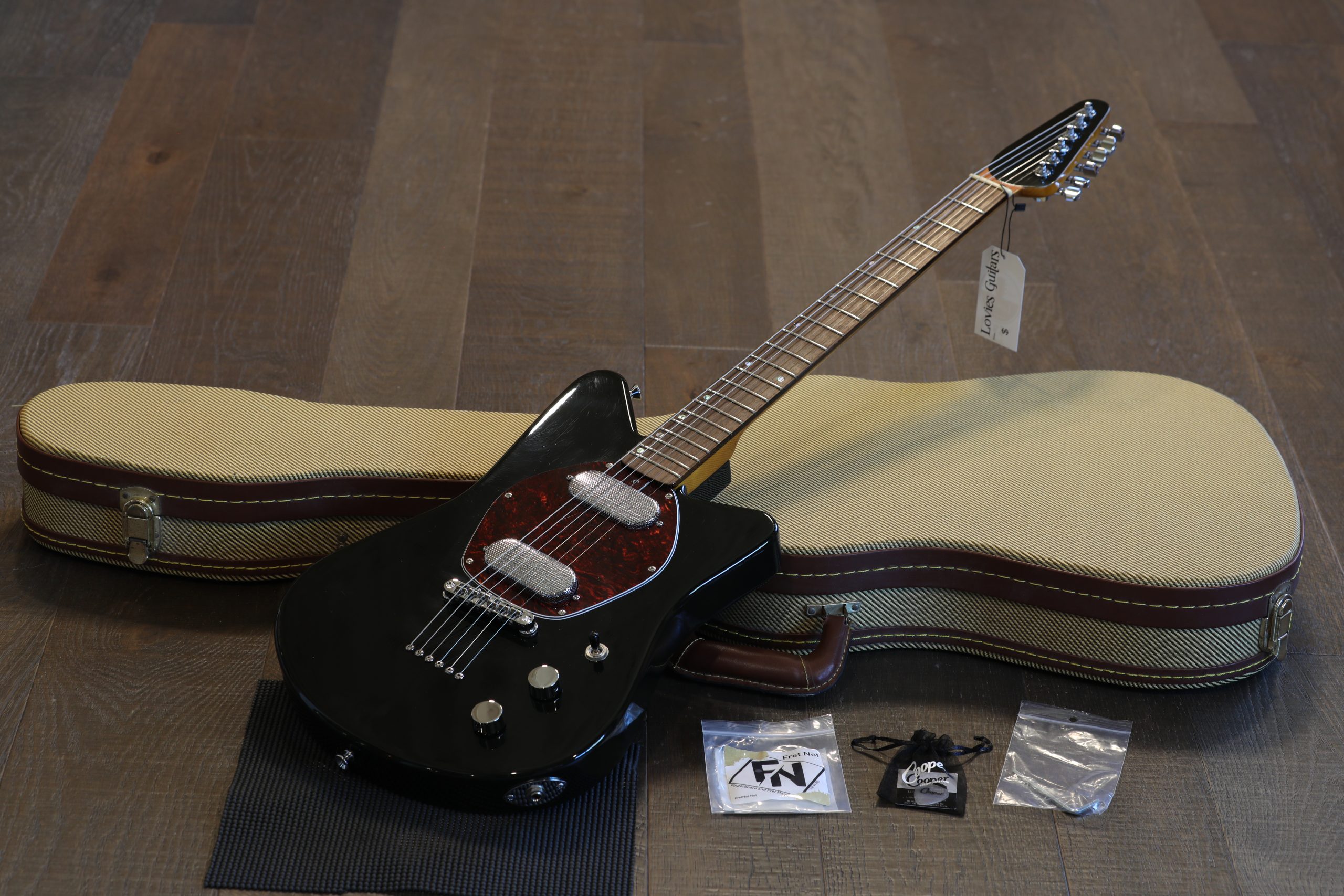 2000's Versoul Raya 6 Electric Guitar Black + HSC