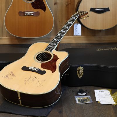 Unplayed! 2010 Gibson Songwriter Deluxe Studio Signed by Rascall Flatts + OHSC